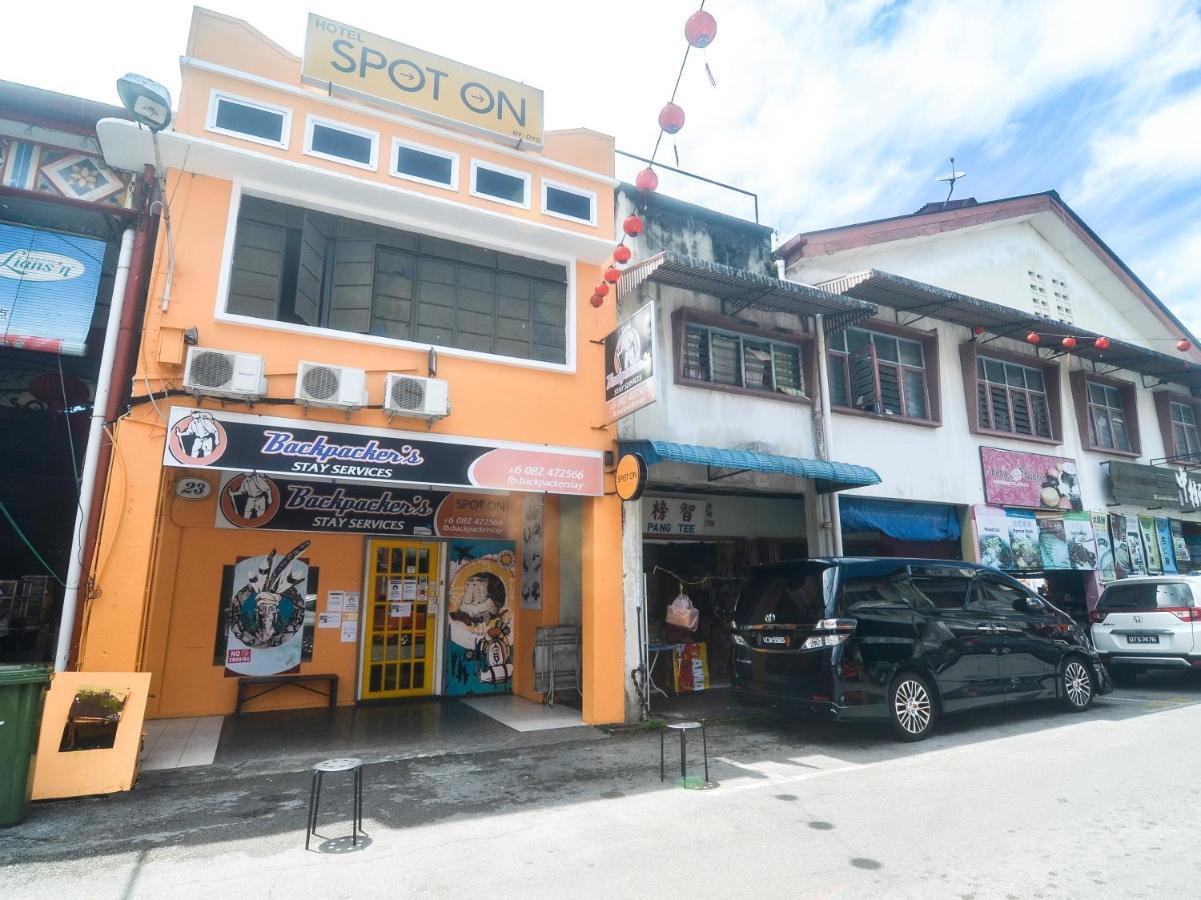 Spot On 89886 Backpacker'S Stay Services Kuching Extérieur photo