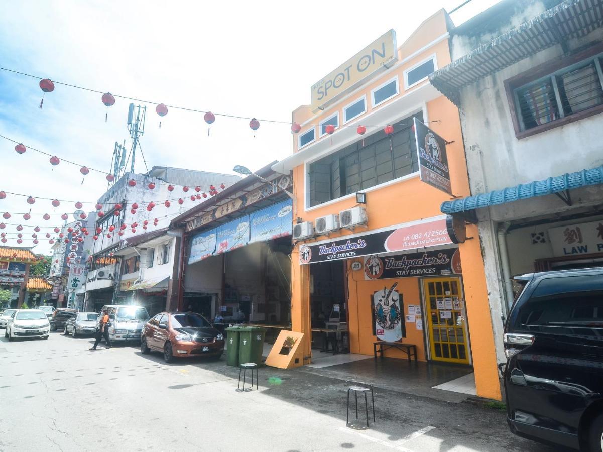 Spot On 89886 Backpacker'S Stay Services Kuching Extérieur photo