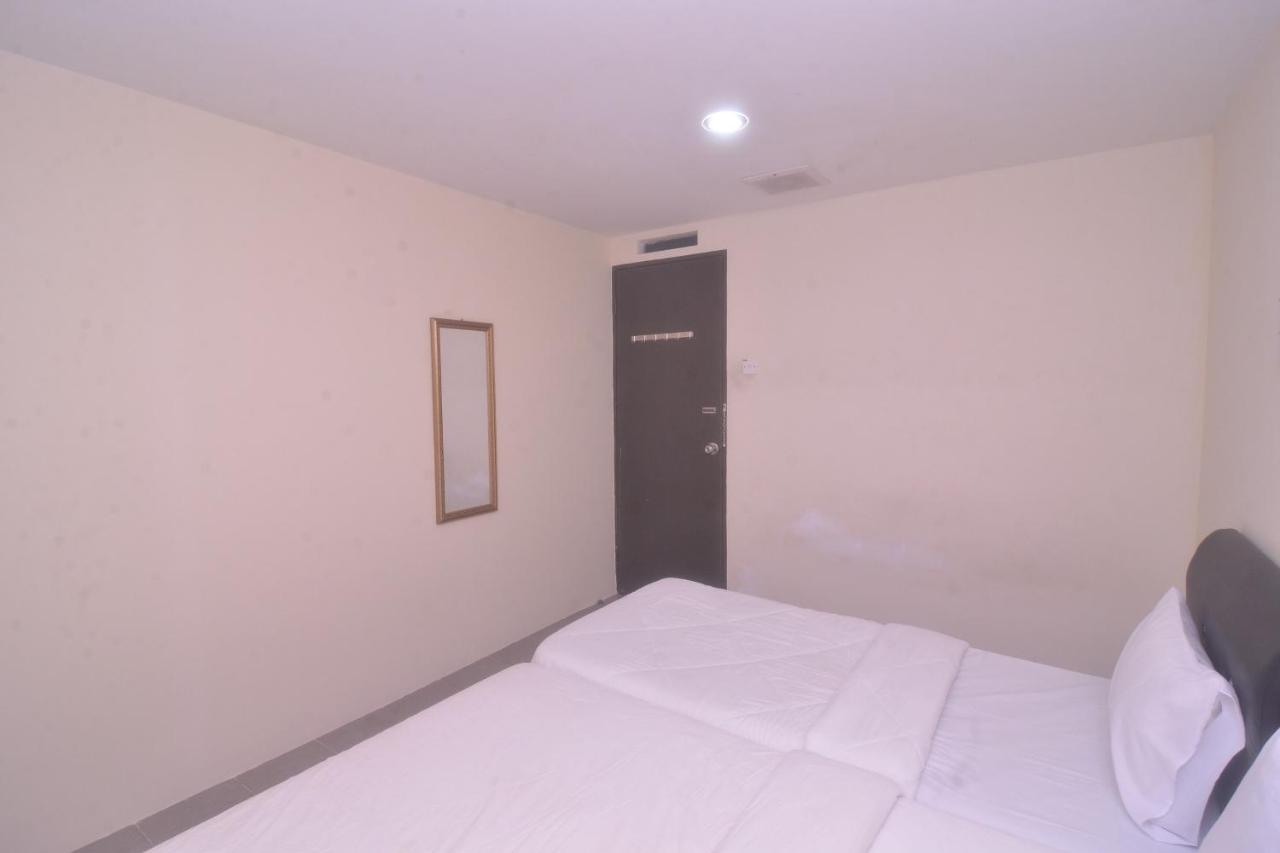 Spot On 89886 Backpacker'S Stay Services Kuching Extérieur photo
