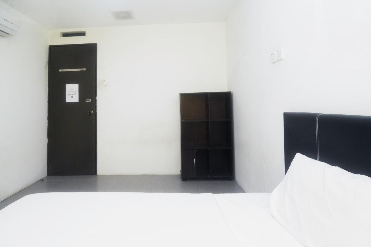 Spot On 89886 Backpacker'S Stay Services Kuching Extérieur photo