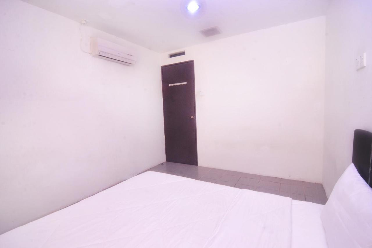 Spot On 89886 Backpacker'S Stay Services Kuching Extérieur photo