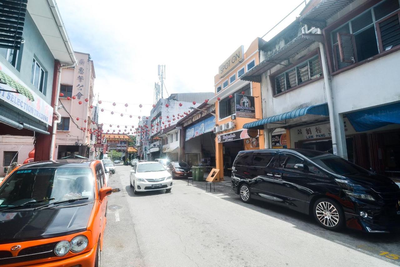 Spot On 89886 Backpacker'S Stay Services Kuching Extérieur photo