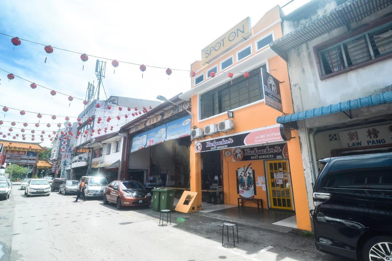 Spot On 89886 Backpacker'S Stay Services Kuching Extérieur photo