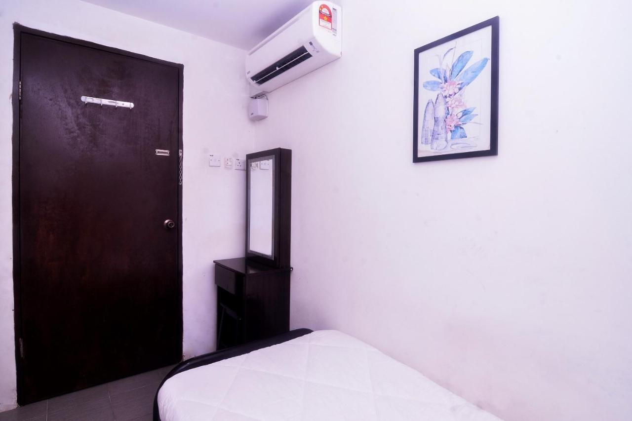 Spot On 89886 Backpacker'S Stay Services Kuching Extérieur photo