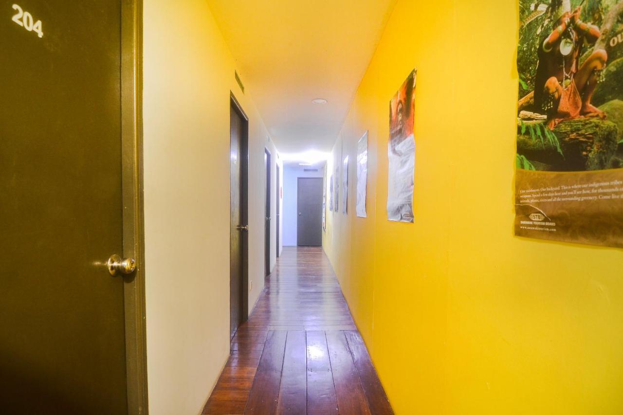 Spot On 89886 Backpacker'S Stay Services Kuching Extérieur photo