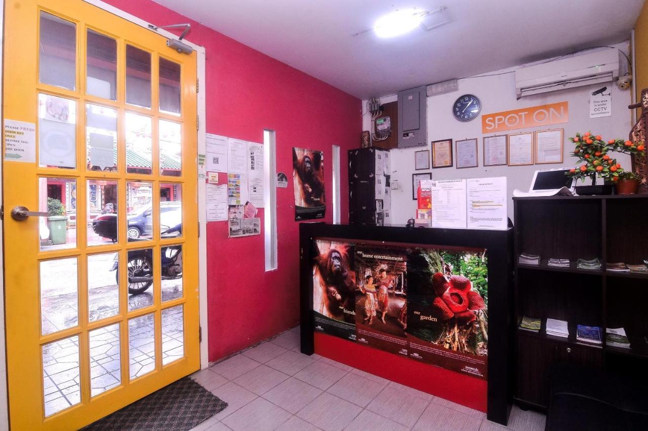 Spot On 89886 Backpacker'S Stay Services Kuching Extérieur photo