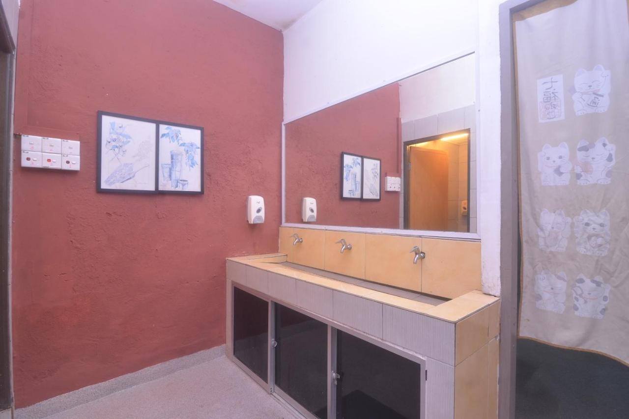 Spot On 89886 Backpacker'S Stay Services Kuching Extérieur photo