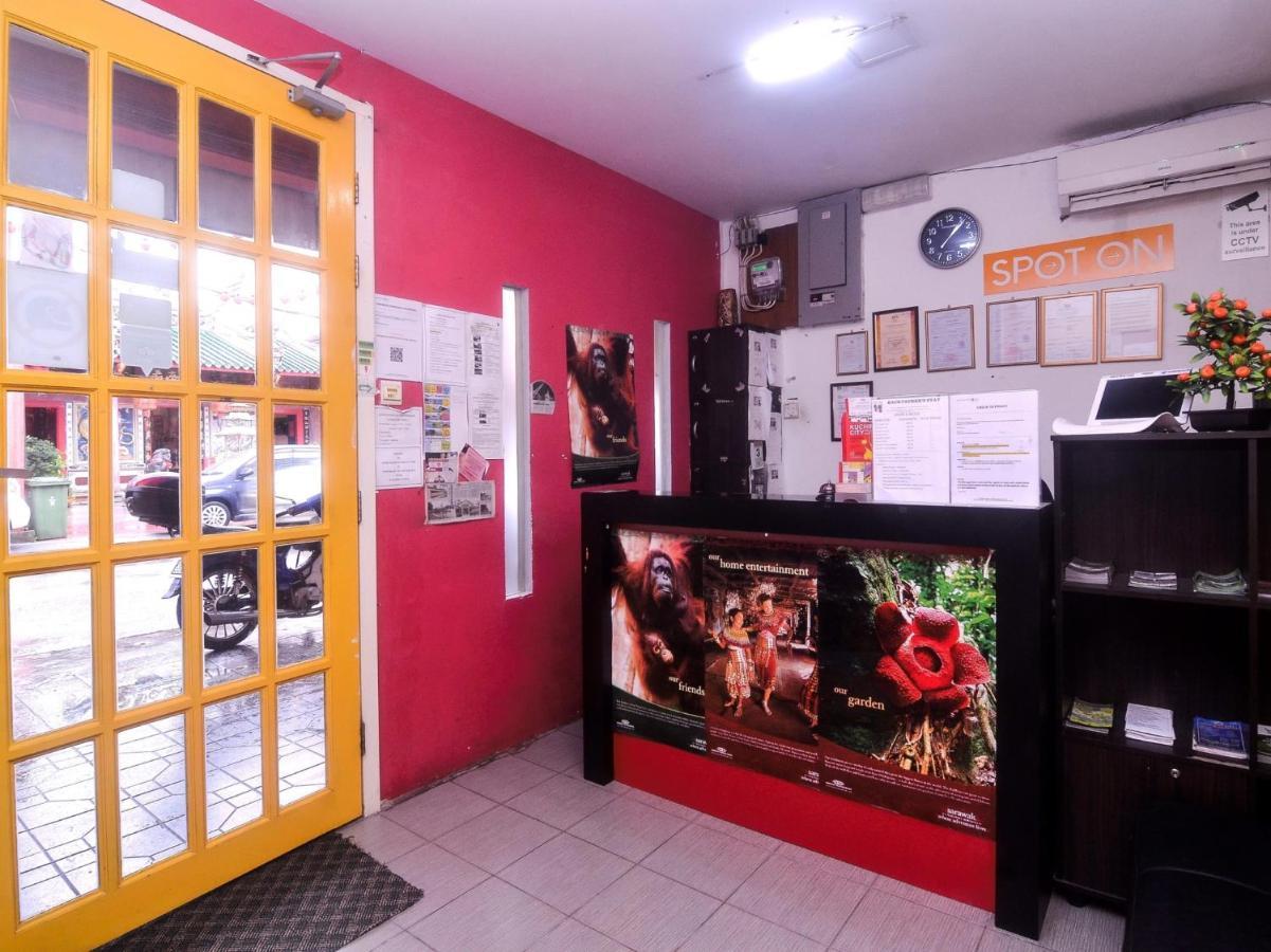 Spot On 89886 Backpacker'S Stay Services Kuching Extérieur photo