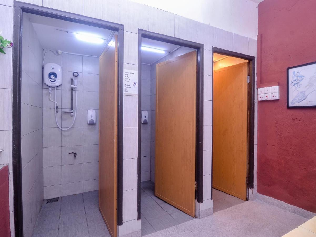 Spot On 89886 Backpacker'S Stay Services Kuching Extérieur photo