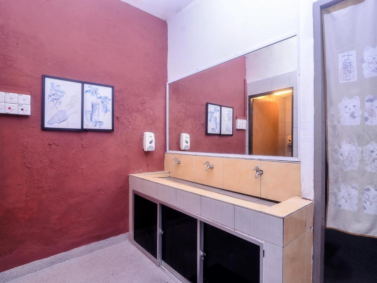 Spot On 89886 Backpacker'S Stay Services Kuching Extérieur photo