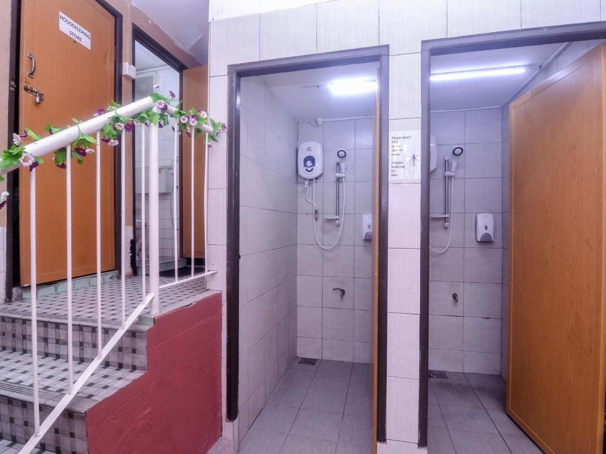 Spot On 89886 Backpacker'S Stay Services Kuching Extérieur photo
